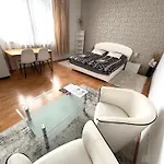 Cozy Apartment Near Hockey & Football Arena