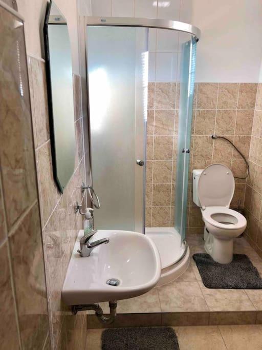 Cozy Near Hockey & Football Arena Appartement