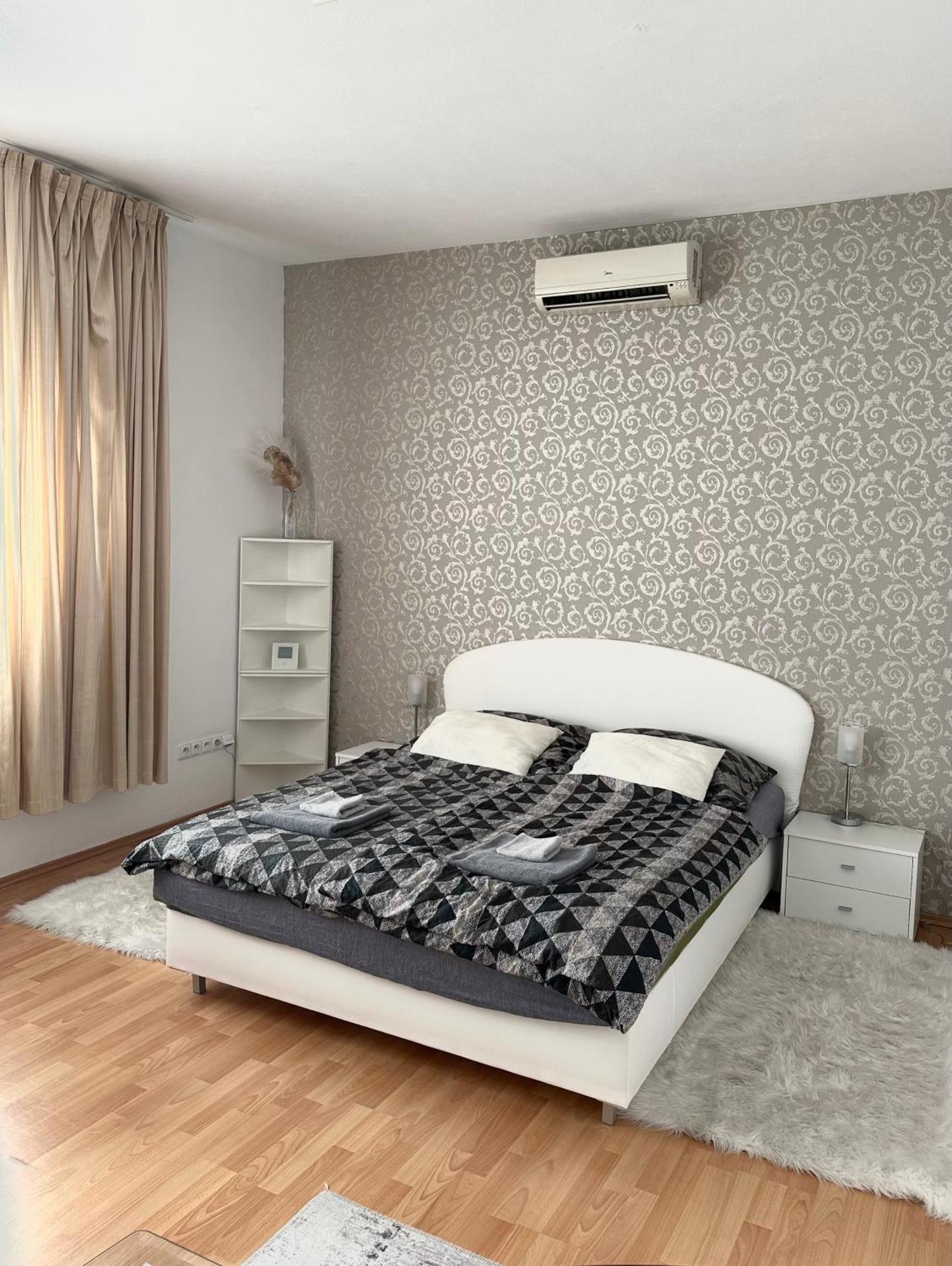 Cozy Near Hockey & Football Arena Apartmán *
